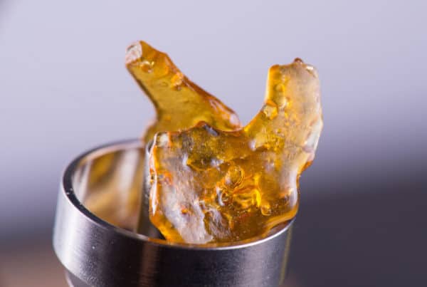 cannabis shatter wax on dab rig, dab dosage