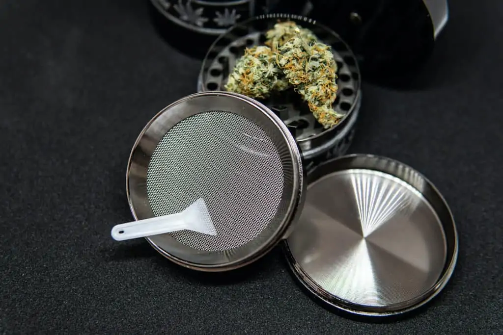 How to Clean a Weed Grinder 1 1