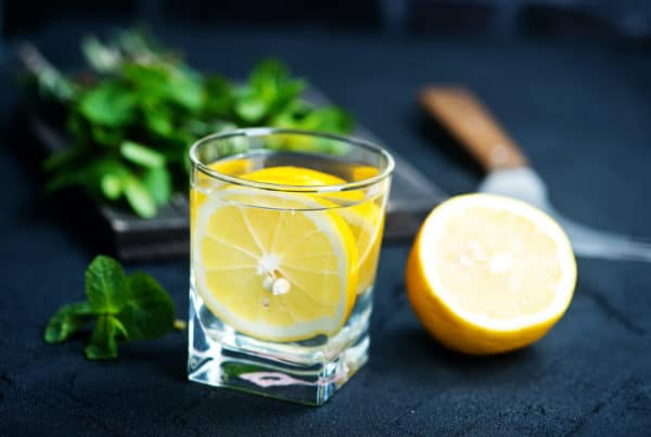 glass of water with sliced lemon, best marijuana detox drinks
